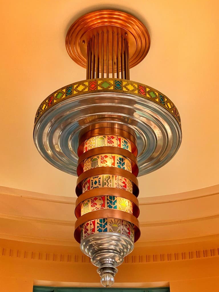 Conductor lamp in the Hall of Waters