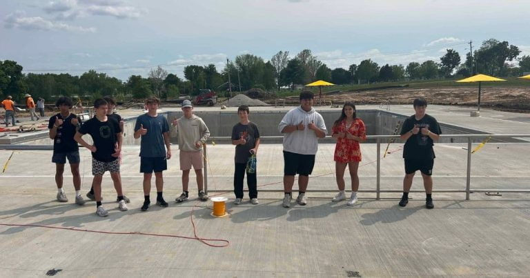 Kids give new aquatic center a thumbs up poolside