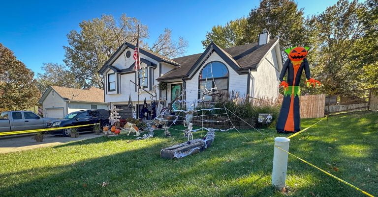 Thrive Excelsior Recognizes Maring Family for Outstanding Curb Appeal