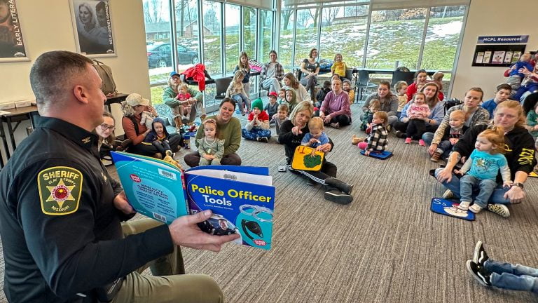 Clay County Sheriff Connects with Young Citizens at Local Library