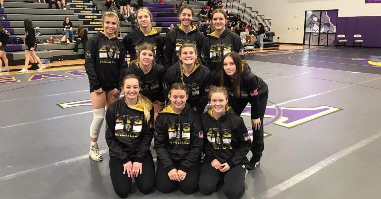 Excelsior Springs Wrestlers Show Grit and Determination at Districts