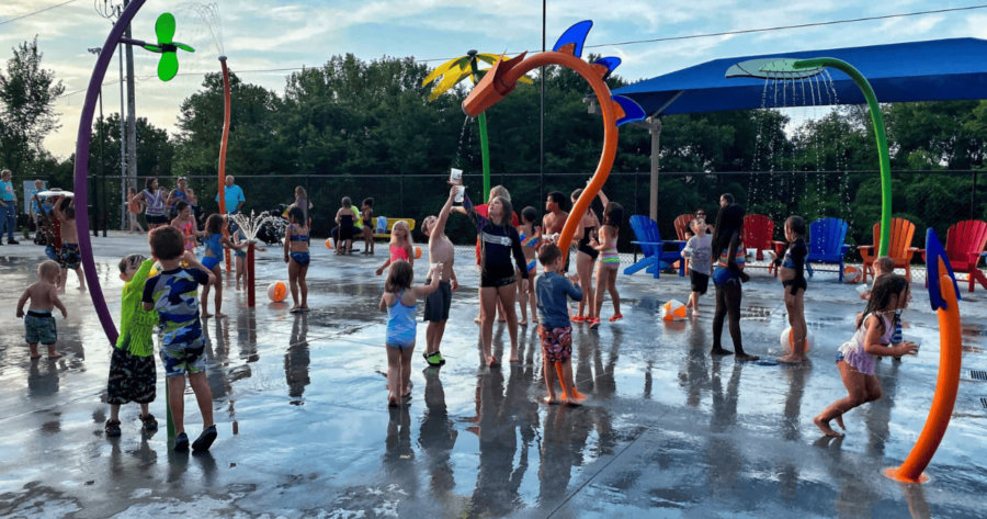 kids playing in water at the Excelsior Springs Rainbow Splash Park