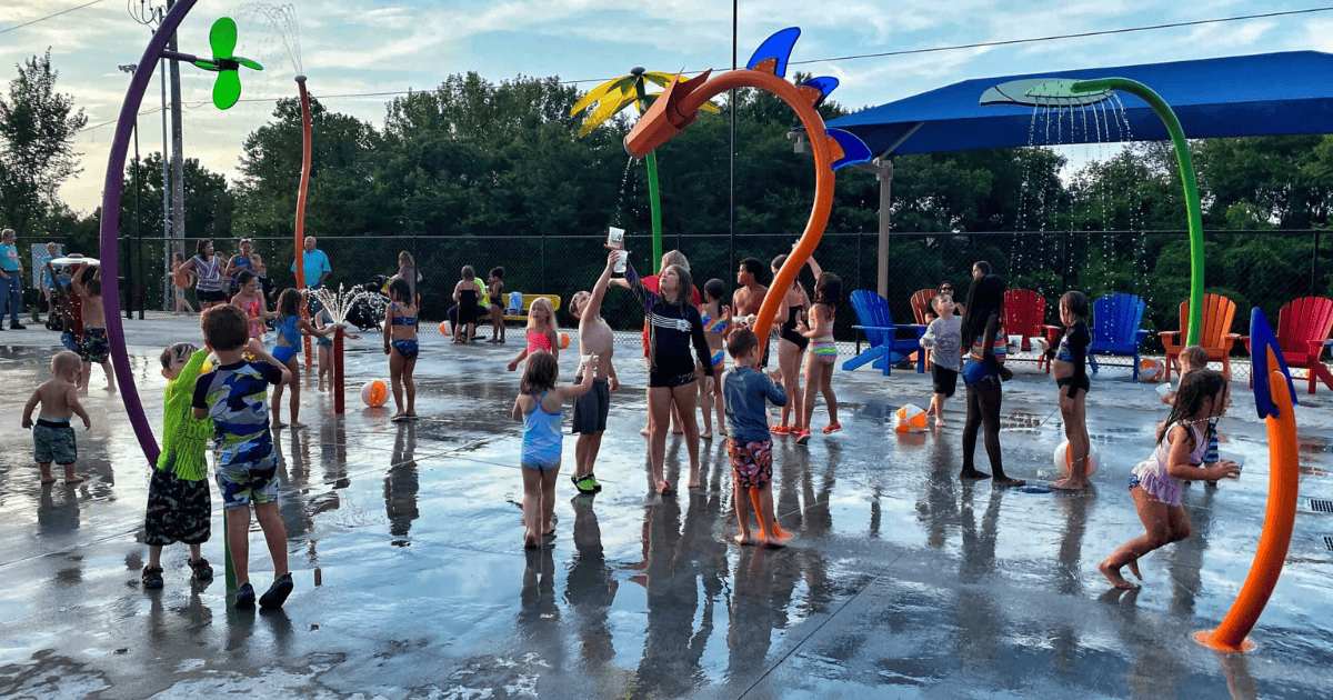 kids playing in water at the Excelsior Springs Rainbow Splash Park